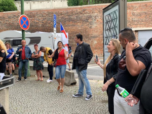 Romy přišli podpořit proruští aktivisté. Romové jsou v práci, vysvětloval řečník