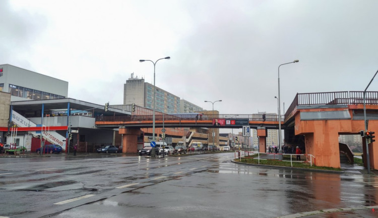 Lávka u metra Háje vede přes Opatovskou ulici.