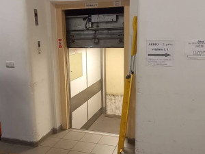V pražské nemocnici spadl výtah plný lidí. Případem se zabývá policie
