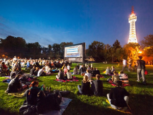 Do Prahy se vrací kinobus, nabídne přes čtyřicet filmových večerů