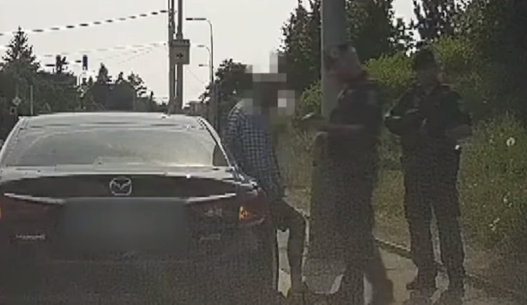 Řidič nadýchal tři promile. Pokus o nenápadnou jízdu překazily proražené gumy