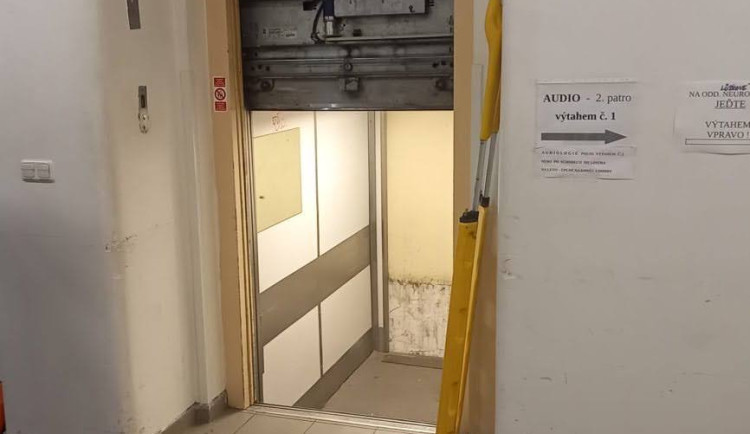 V pražské nemocnici spadl výtah plný lidí. Případem se zabývá policie