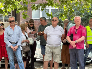VIDEO: Před VŠE vyjádřily podporu Ševčíkovi desítky lidí, promluvil i pravomocně odsouzený politik Skála nebo herec Vyskočil