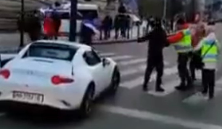 Muž, který u Muzea poškodil auto Ukrajincům, nesmí rok do Prahy