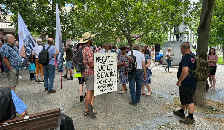 Lidé si přinesli vlastní transparenty.