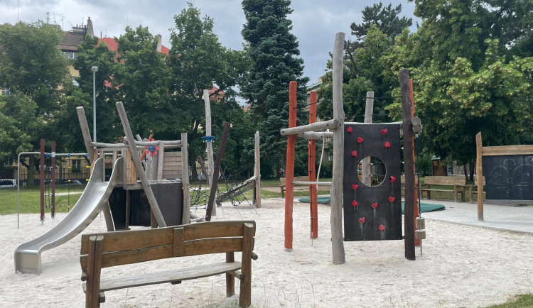 Na hřiště se děti přes prázdniny dostanou zdarma.