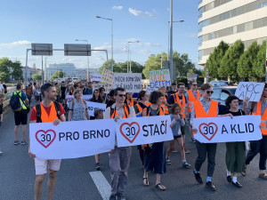 Pochod aktivistů narušil muž, který jim nadával do dementů a zahodil jim transparenty