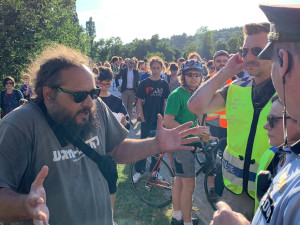 Pochod aktivistů narušil muž, který jim nadával do dementů a zahodil jim transparenty