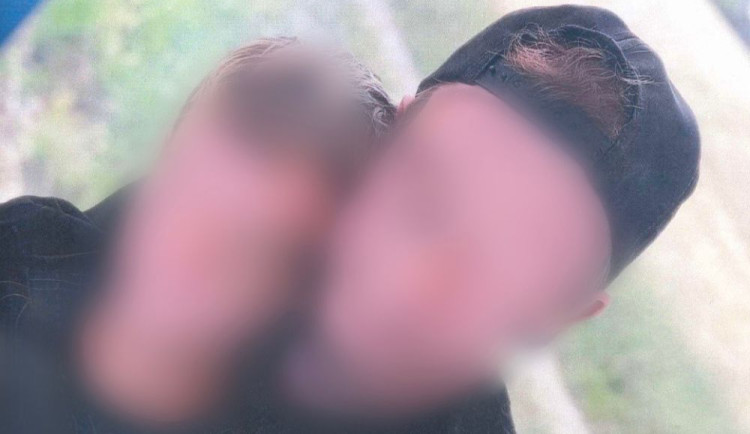 Mladík vyhledával přes TikTok chlapce. Policie ho obvinila z únosu a znásilnění