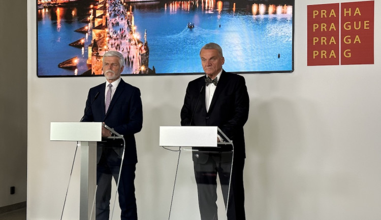 Petr Pavel s Bohuslavem Svobodou na mediálním brífinku.