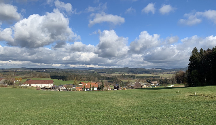 O víkendu se mírně ochladí, objevit se mohou přeháňky i bouřky