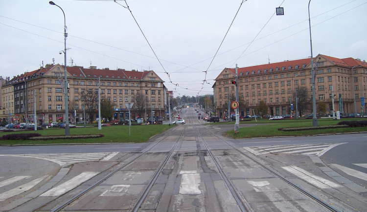 Tramvajový provoz v Dejvicích omezí opravy kolejí. Budou trvat do půlky července