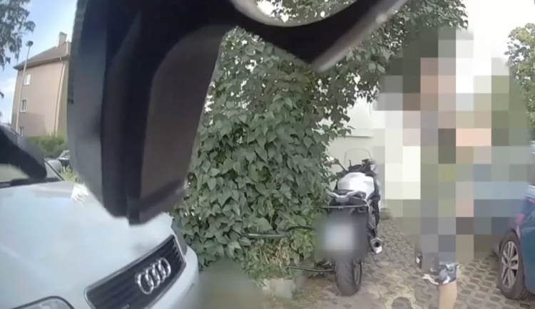 VIDEO: Lidi v Praze vyděsila střelba. Dva muži si hráli s paintballovými zbraněmi
