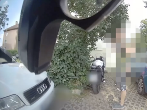 VIDEO: Lidi v Praze vyděsila střelba. Dva muži si hráli s paintballovými zbraněmi