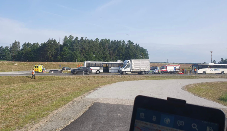 Na nově otevřeném obchvatu havaroval autobus. Pět lidí se zranilo