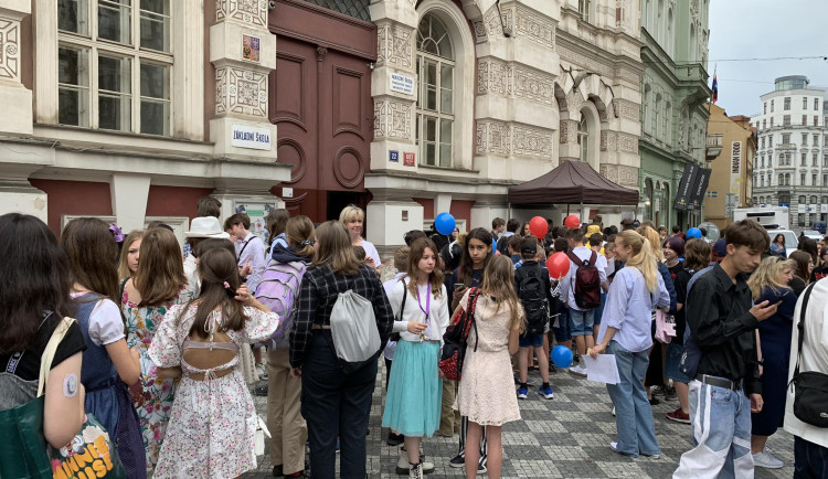 Začaly prázdniny. Děti v centru Prahy stály frontu na zmrzlinu zdarma