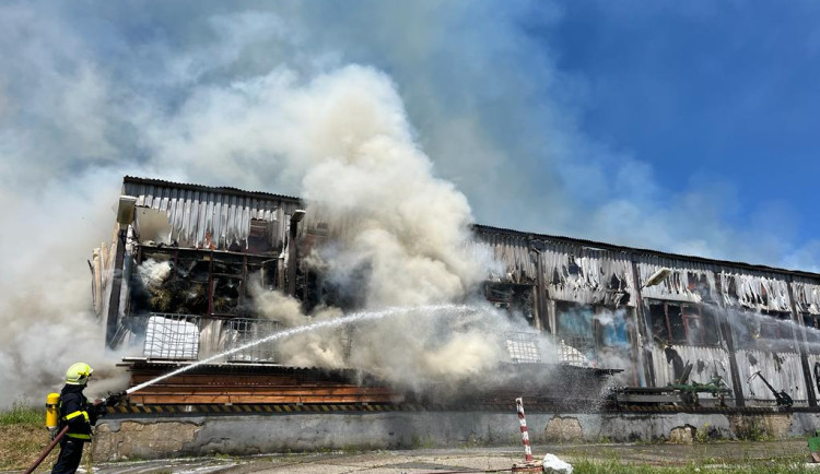 Hasiči budou hlídat požár ve Lhenicích celý víkend. Škoda je přes 18 milionů