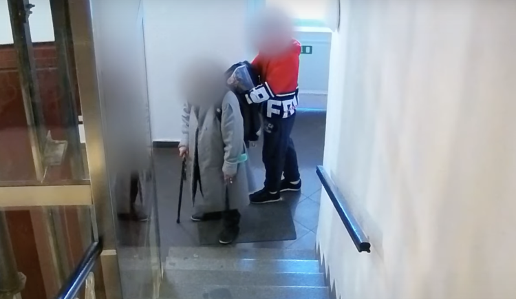 VIDEO: Muž okrádal v Praze seniory, za stejný čin ho trestali už šestkrát