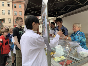 Začaly prázdniny. Děti v centru Prahy stojí frontu na zmrzlinu zdarma