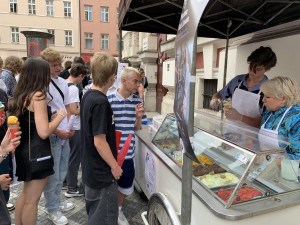 Začaly prázdniny. Děti v centru Prahy stojí frontu na zmrzlinu zdarma
