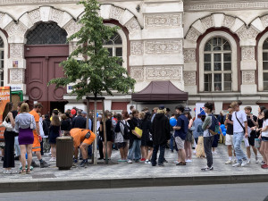 Začaly prázdniny. Děti v centru Prahy stojí frontu na zmrzlinu zdarma