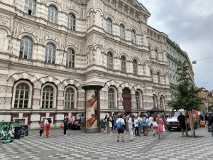 Začaly prázdniny. Děti v centru Prahy stojí frontu na zmrzlinu zdarma