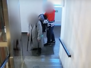 VIDEO: Muž okrádal v Praze seniory, za stejný čin ho trestali už šestkrát