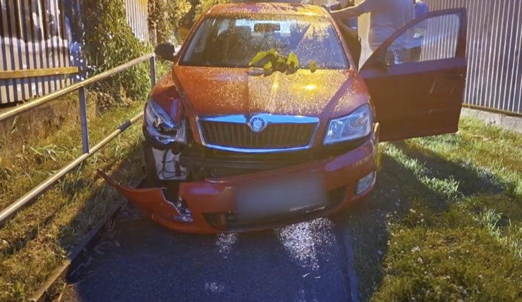 Muž své auto na cestě pro pěší naboural.