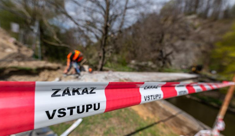 Lávka v Heleníně bude příští týden uzavřena. Rekonstrukce jde do finále, pokládá se izolační vrstva