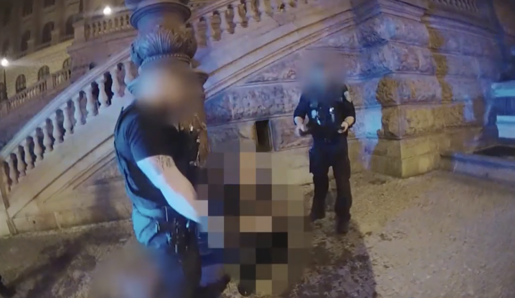 VIDEO: Muž se před Národním muzeem polil hořlavinou a zapálil. Uhasil se v kašně