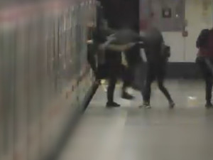 Muž spadl při bitce ve stanici metra do kolejiště. Útočníkovi hrozí vězení