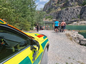 V lomu Velká Amerika zemřeli dva muži, jeden utonul, druhý spadl ze skály