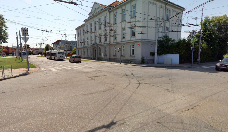 Řidiči více než měsíc neprojedou rušnou křižovatkou