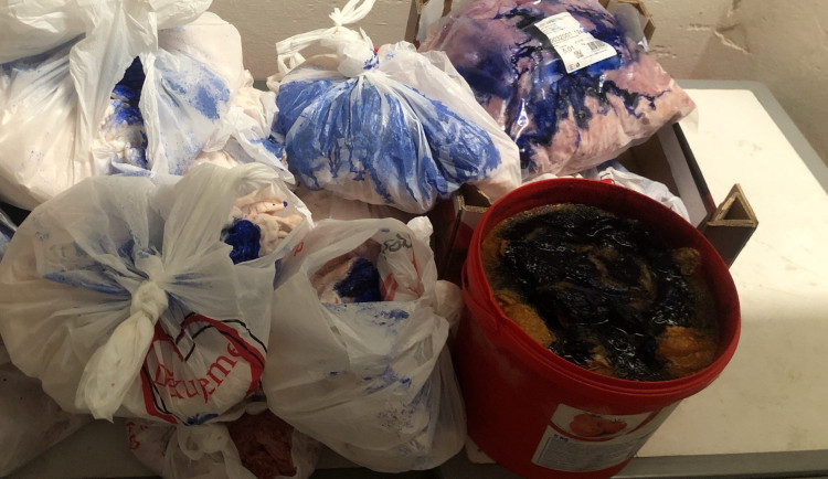 Orientální restaurace v centru Prahy vařila z prošlého masa, při kontrole ho tam našli přes třicet kilo