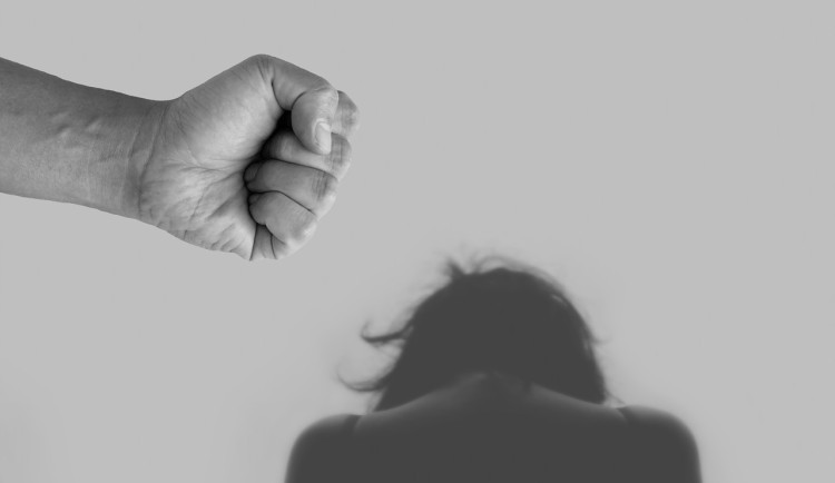 Svoji partnerku fyzicky napadl, nebylo to navíc poprvé. Muž byl z bytu vykázán a čelí podezření z trestného činu