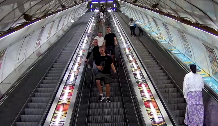 VIDEO: Parta mužů vypnula v metru eskalátor, zranila se při tom seniorka