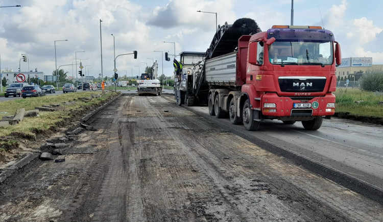 Opravy silnic, mostů a tramvajových tratí zkomplikují dopravu v Praze