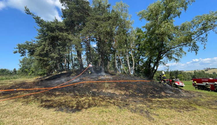 Platí výstraha před požáry. Pozor na samovznícení seníků, varují hasiči