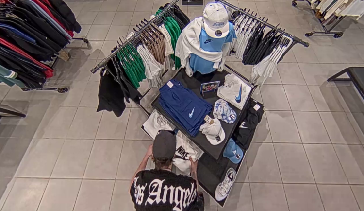 Muž bral značková trika a mikiny.