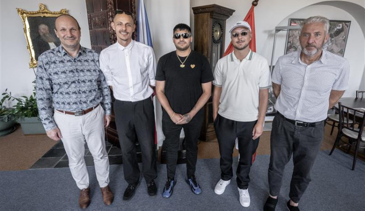 Úspěšní rapeři 58G navštívili primátora. Ten ocenil, že ve své tvorbě odrážejí dění v jihlavských ulicích
