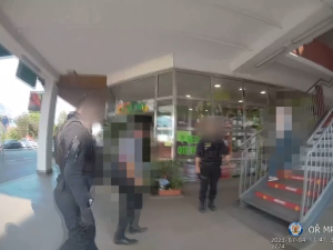 VIDEO: Policie zadržela opilce u metra Luka, starali se o malé dítě