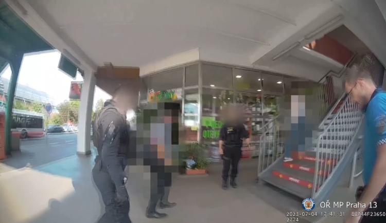 Video: Policie zadržela opilce u metra Luka, starali se o malé dítě