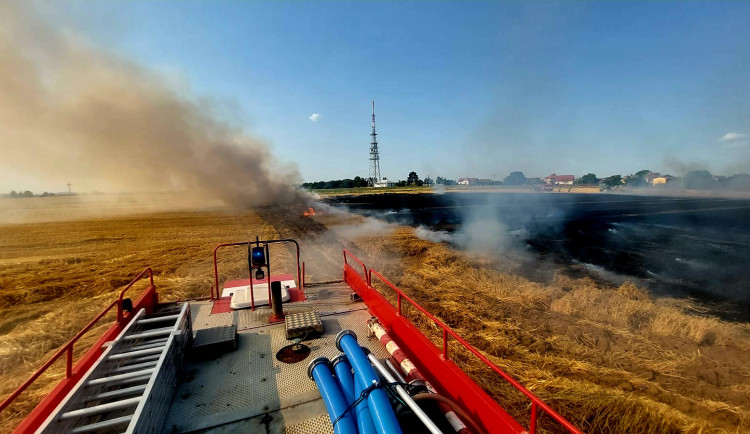 Další náročný den pro hasiče. Zasahovali u požárů traktoru, lesů či polí