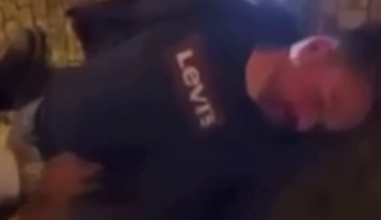 VIDEO: Chcípáku, prober se. Muž v Praze profackoval druhého, když ležel na zemi