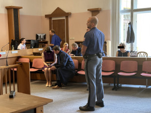 Říkal, že nic neumí a má deformace na těle. Svědci popsali, jak zabitý léčitel zacházel s obžalovanou zubařkou