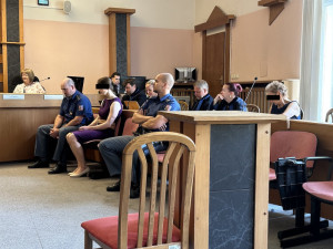 Říkal, že nic neumí a má deformace na těle. Svědci popsali, jak zabitý léčitel zacházel s obžalovanou zubařkou