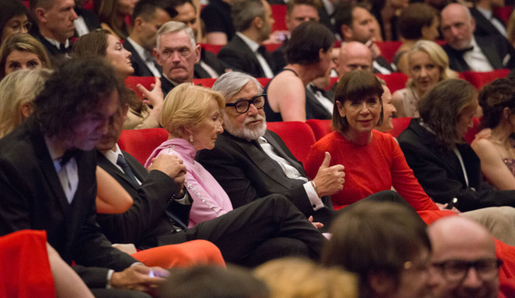 Herečka Daniela Kolářová, prezident festivalu Jiří Bartoška s manželkou Andreou Bartoškovou.