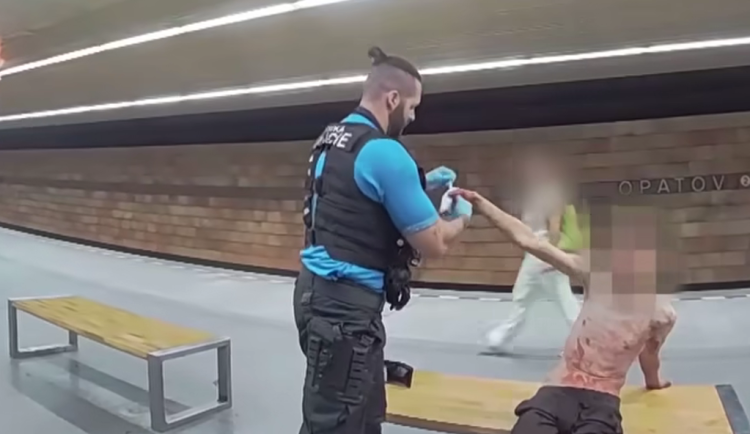 VIDEO: V metru pobíhal zakrvácený muž. Byl polonahý, bosý a opilý