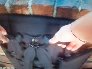 Muž bránil hradby. Zastrašoval kolemjdoucí a házel trámy na policisty