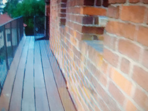 Muž bránil hradby. Zastrašoval kolemjdoucí a házel trámy na policisty